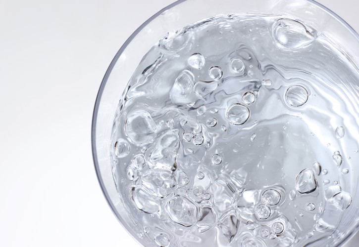 寝る前に白湯を飲む