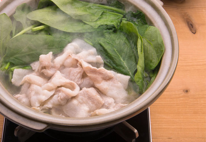 ほうれん草をたっぷりおいしく食べる！冬においしい「常夜鍋」レシピ