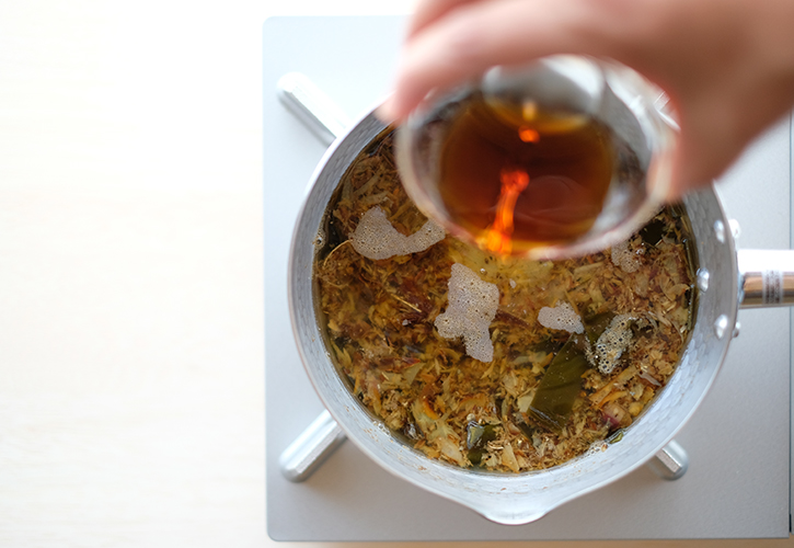 醤油を入れる