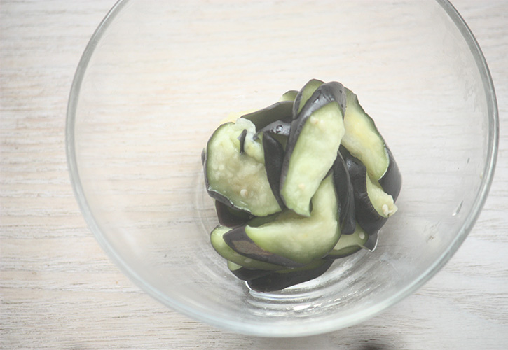 茄子を塩もみ