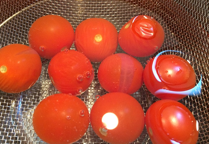 ミニトマトを冷水につける