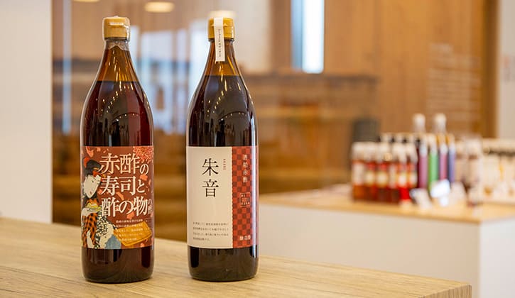 桶で菌の力を利用してじっくり熟成する、まろやかな「MIKURA酢」